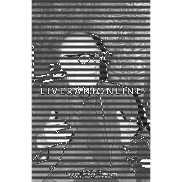 NEG-RETROSPETTIVA CESARE ZAVATTINI SCENEGIATORE-GIORNALISTA- SCRITTORE -POETA E PITTORE ITALIANO NELLA FOTO CESARE ZAVATTINI A VENEZIA NELL\'ANNO 1982 ALLA MOSTRA INTERNAZIONALE DEL CINEMA AG ALDO LIVERANI SAS