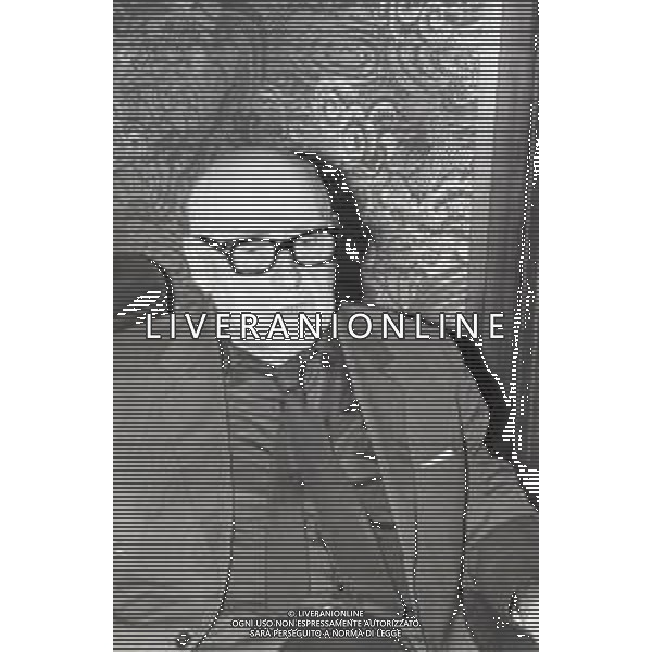 NEG-RETROSPETTIVA CESARE ZAVATTINI SCENEGIATORE-GIORNALISTA- SCRITTORE -POETA E PITTORE ITALIANO NELLA FOTO CESARE ZAVATTINI A VENEZIA NELL\'ANNO 1982 ALLA MOSTRA INTERNAZIONALE DEL CINEMA AG ALDO LIVERANI SAS
