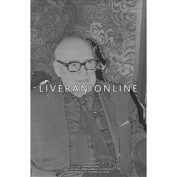NEG-RETROSPETTIVA CESARE ZAVATTINI SCENEGIATORE-GIORNALISTA- SCRITTORE -POETA E PITTORE ITALIANO NELLA FOTO CESARE ZAVATTINI A VENEZIA NELL\'ANNO 1982 ALLA MOSTRA INTERNAZIONALE DEL CINEMA AG ALDO LIVERANI SAS