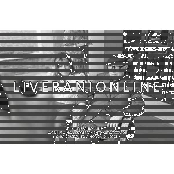NEG-RETROSPETTIVA CESARE ZAVATTINI SCENEGIATORE-GIORNALISTA- SCRITTORE -POETA E PITTORE ITALIANO NELLA FOTO CESARE ZAVATTINI CON LA NIPOTE SILVIA A VENEZIA NELL\'ANNO 1982 ALLA MOSTRA INTERNAZIONALE DEL CINEMA AG ALDO LIVERANI SAS