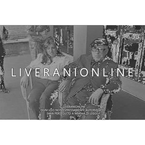 NEG-RETROSPETTIVA CESARE ZAVATTINI SCENEGIATORE-GIORNALISTA- SCRITTORE -POETA E PITTORE ITALIANO NELLA FOTO CESARE ZAVATTINI CON LA NIPOTE SILVIA A VENEZIA NELL\'ANNO 1982 ALLA MOSTRA INTERNAZIONALE DEL CINEMA AG ALDO LIVERANI SAS