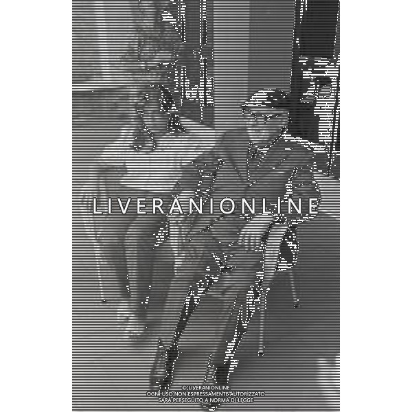 NEG-RETROSPETTIVA CESARE ZAVATTINI SCENEGIATORE-GIORNALISTA- SCRITTORE -POETA E PITTORE ITALIANO NELLA FOTO CESARE ZAVATTINI CON LA NIPOTE SILVIA A VENEZIA NELL\'ANNO 1982 ALLA MOSTRA INTERNAZIONALE DEL CINEMA AG ALDO LIVERANI SAS