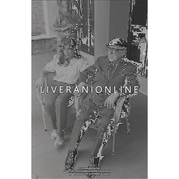 NEG-RETROSPETTIVA CESARE ZAVATTINI SCENEGIATORE-GIORNALISTA- SCRITTORE -POETA E PITTORE ITALIANO NELLA FOTO CESARE ZAVATTINI CON LA NIPOTE SILVIA A VENEZIA NELL\'ANNO 1982 ALLA MOSTRA INTERNAZIONALE DEL CINEMA AG ALDO LIVERANI SAS