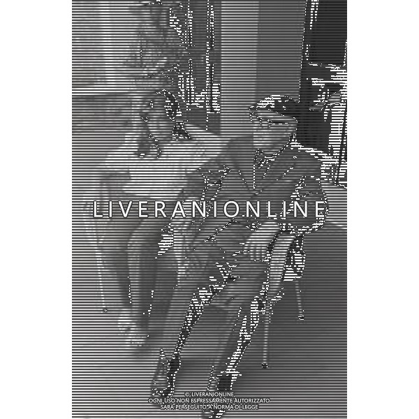 NEG-RETROSPETTIVA CESARE ZAVATTINI SCENEGIATORE-GIORNALISTA- SCRITTORE -POETA E PITTORE ITALIANO NELLA FOTO CESARE ZAVATTINI CON LA NIPOTE SILVIA A VENEZIA NELL\'ANNO 1982 ALLA MOSTRA INTERNAZIONALE DEL CINEMA AG ALDO LIVERANI SAS