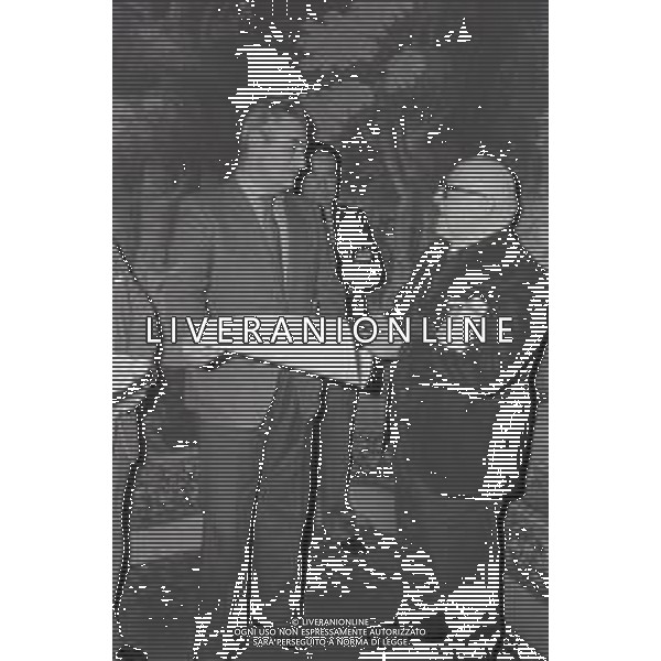 NEG-RETROSPETTIVA CESARE ZAVATTINI SCENEGIATORE-GIORNALISTA- SCRITTORE -POETA E PITTORE ITALIANO NELLA FOTO CESARE ZAVATTINI CON L\'ASSESSORE PARIDE ACCETTI A MILANO NELL\'ANNO 1979 ALLA FESTA IN SUO ONORE AG ALDO LIVERANI SAS