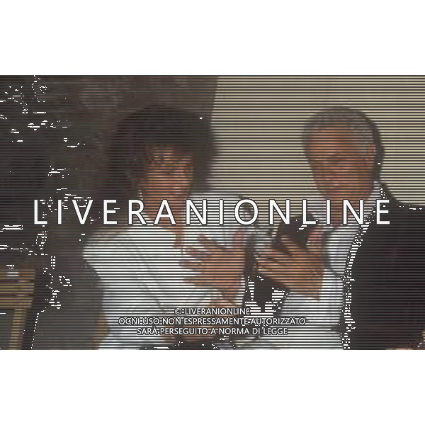 DIAP-RETROSPETTIVA TONY CURTIS ATTORE NELLA FOTO TONY CURTIS A TAORMINA NELL\'ANNO 1985 AG ALDO LIVERANI SAS 