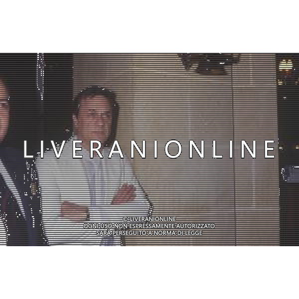 DIAP-RETROSPETTIVA TONY CURTIS ATTORE NELLA FOTO TONY CURTIS A CANNES NELL\'ANNO 1986 AG ALDO LIVERANI SAS 