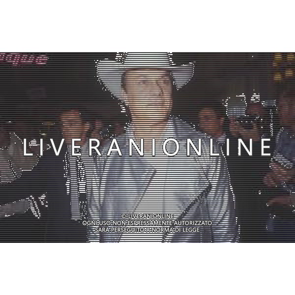 DIAP-RETROSPETTIVA TONY CURTIS ATTORE NELLA FOTO TONY CURTIS A CANNES NELL\'ANNO 1986 AG ALDO LIVERANI SAS 