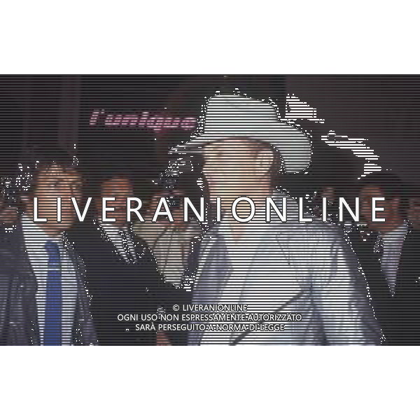 DIAP-RETROSPETTIVA TONY CURTIS ATTORE NELLA FOTO TONY CURTIS A CANNES NELL\'ANNO 1986 AG ALDO LIVERANI SAS 