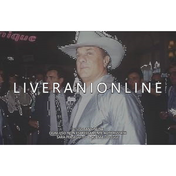 DIAP-RETROSPETTIVA TONY CURTIS ATTORE NELLA FOTO TONY CURTIS A CANNES NELL\'ANNO 1986 AG ALDO LIVERANI SAS 