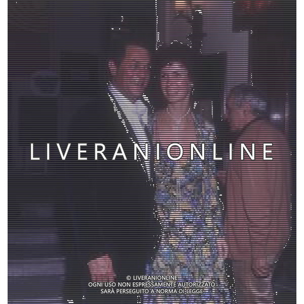 COL-RETROSPETTIVA TONY CURTIS ATTORE NELLA FOTO TONY CURTIS CON LA MOGLIE LESLIE ALLEN A CANNES NELL\'ANNO 1974 AG ALDO LIVERANI SAS