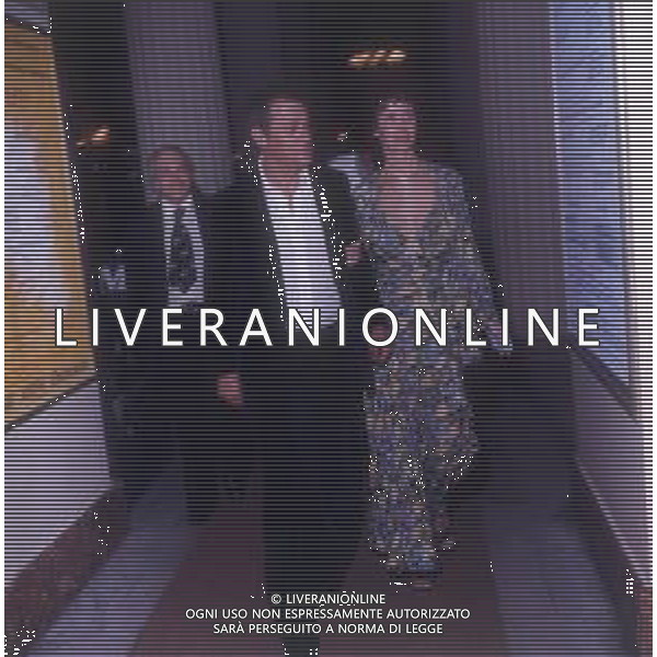 COL-RETROSPETTIVA TONY CURTIS ATTORE NELLA FOTO TONY CURTIS CON LA MOGLIE LESLIE ALLEN A CANNES NELL\'ANNO 1974 AG ALDO LIVERANI SAS