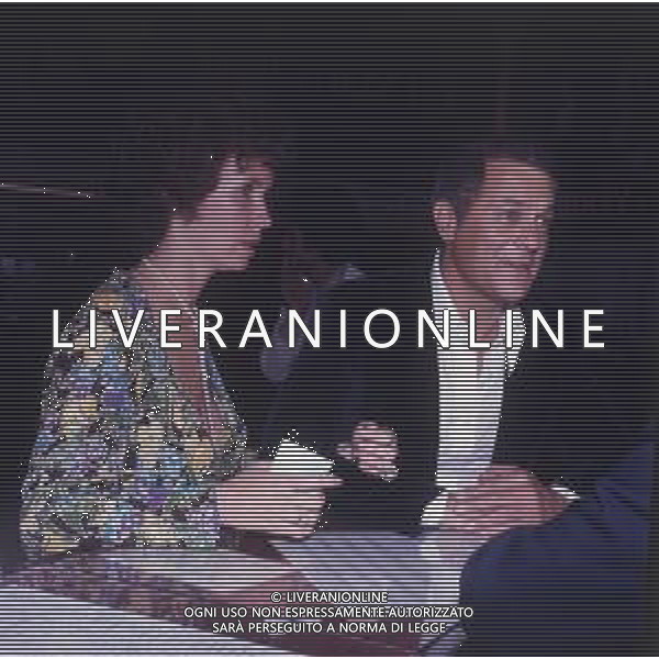 COL-RETROSPETTIVA TONY CURTIS ATTORE NELLA FOTO TONY CURTIS CON LA MOGLIE LESLIE ALLEN A CANNES NELL\'ANNO 1974 AG ALDO LIVERANI SAS