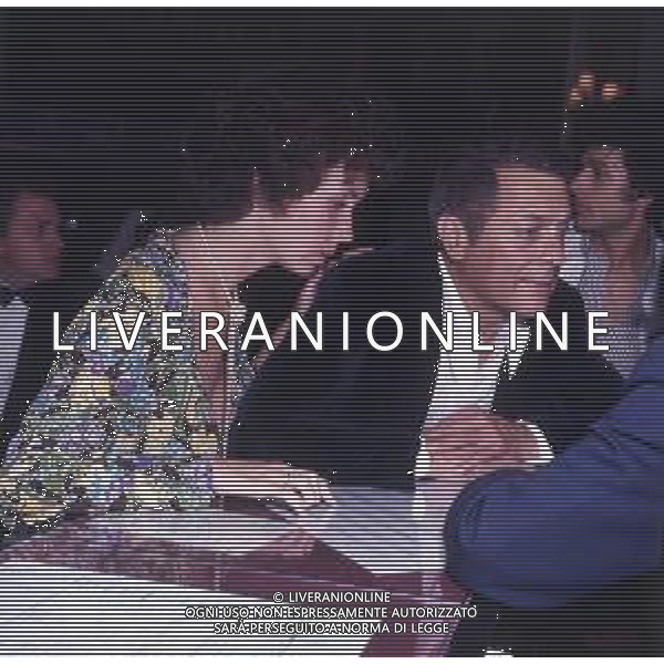 COL-RETROSPETTIVA TONY CURTIS ATTORE NELLA FOTO TONY CURTIS CON LA MOGLIE LESLIE ALLEN A CANNES NELL\'ANNO 1974 AG ALDO LIVERANI SAS
