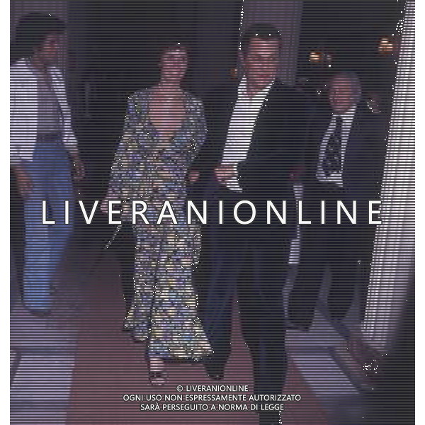 COL-RETROSPETTIVA TONY CURTIS ATTORE NELLA FOTO TONY CURTIS CON LA MOGLIE LESLIE ALLEN A CANNES NELL\'ANNO 1974 AG ALDO LIVERANI SAS