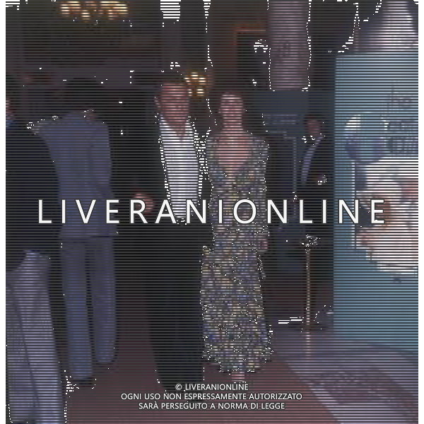 COL-RETROSPETTIVA TONY CURTIS ATTORE NELLA FOTO TONY CURTIS CON LA MOGLIE LESLIE ALLEN A CANNES NELL\'ANNO 1974 AG ALDO LIVERANI SAS