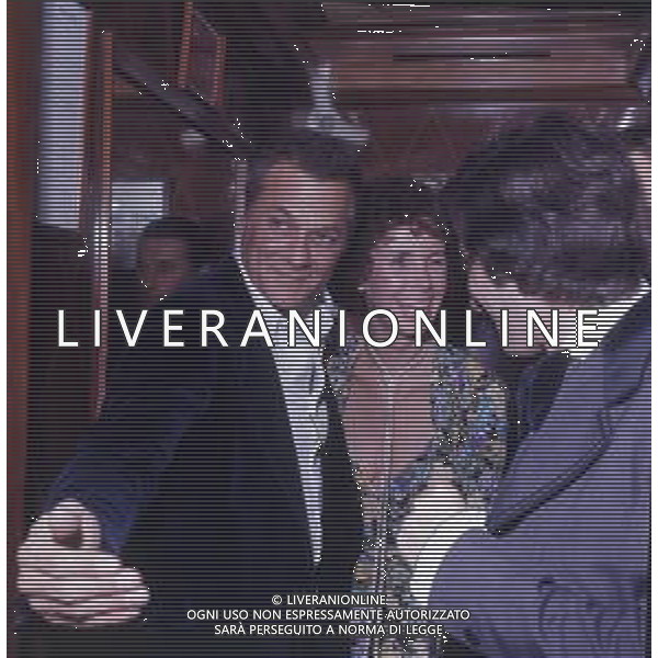 COL-RETROSPETTIVA TONY CURTIS ATTORE NELLA FOTO TONY CURTIS CON LA MOGLIE LESLIE ALLEN A CANNES NELL\'ANNO 1974 AG ALDO LIVERANI SAS