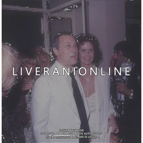 COL-RETROSPETTIVA TONY CURTIS ATTORE NELLA FOTO TONY CURTIS CON LA MOGLIE LESLIE ALLEN A CANNES NELL\'ANNO 1974 AG ALDO LIVERANI SAS
