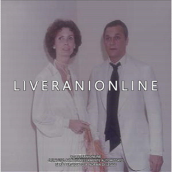 COL-RETROSPETTIVA TONY CURTIS ATTORE NELLA FOTO TONY CURTIS CON LA MOGLIE LESLIE ALLEN A CANNES NELL\'ANNO 1974 AG ALDO LIVERANI SAS