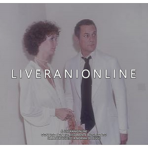 COL-RETROSPETTIVA TONY CURTIS ATTORE NELLA FOTO TONY CURTIS CON LA MOGLIE LESLIE ALLEN A CANNES NELL\'ANNO 1974 AG ALDO LIVERANI SAS