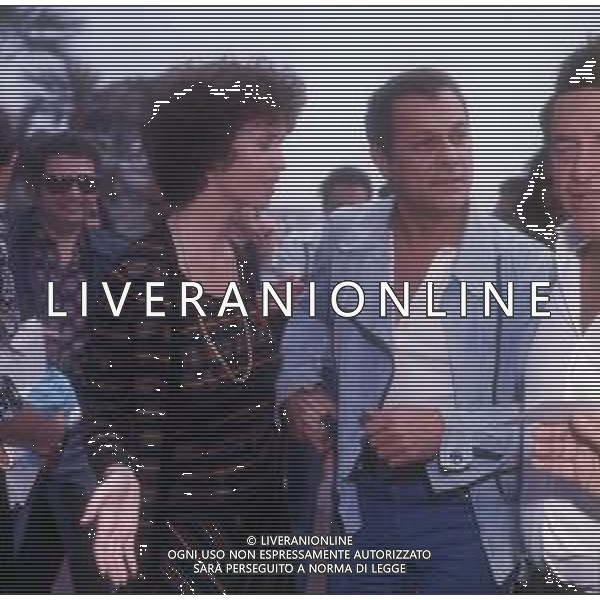 COL-RETROSPETTIVA TONY CURTIS ATTORE NELLA FOTO TONY CURTIS CON LA MOGLIE LESLIE ALLEN A CANNES NELL\'ANNO 1974 AG ALDO LIVERANI SAS
