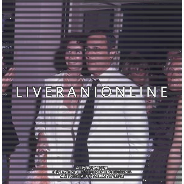 COL-RETROSPETTIVA TONY CURTIS ATTORE NELLA FOTO TONY CURTIS CON LA MOGLIE LESLIE ALLEN A CANNES NELL\'ANNO 1974 AG ALDO LIVERANI SAS