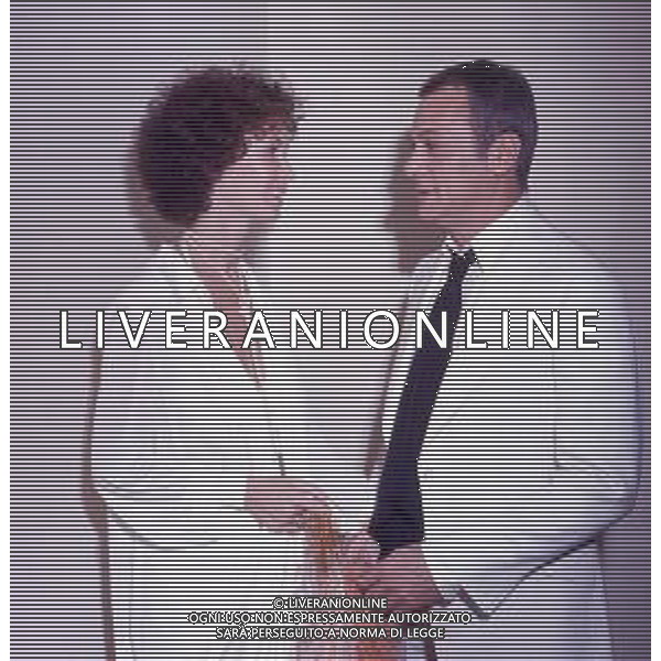 COL-RETROSPETTIVA TONY CURTIS ATTORE NELLA FOTO TONY CURTIS CON LA MOGLIE LESLIE ALLEN A CANNES NELL\'ANNO 1974 AG ALDO LIVERANI SAS
