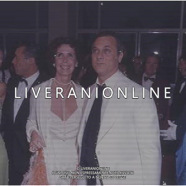 COL-RETROSPETTIVA TONY CURTIS ATTORE NELLA FOTO TONY CURTIS CON LA MOGLIE LESLIE ALLEN A CANNES NELL\'ANNO 1974 AG ALDO LIVERANI SAS