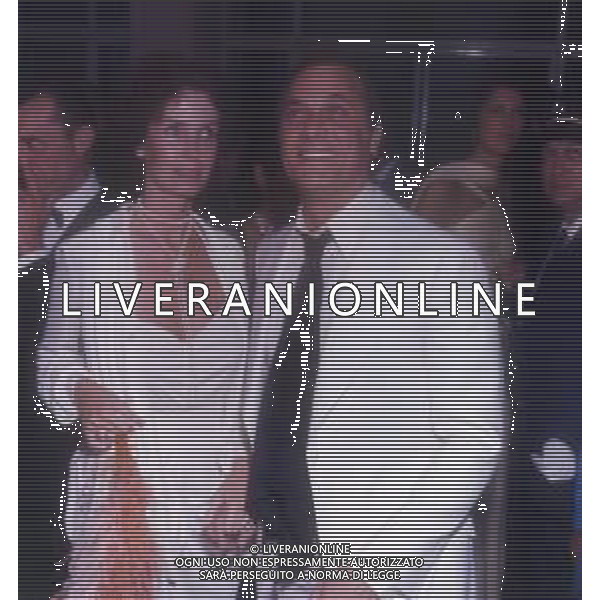 COL-RETROSPETTIVA TONY CURTIS ATTORE NELLA FOTO TONY CURTIS CON LA MOGLIE LESLIE ALLEN A CANNES NELL\'ANNO 1974 AG ALDO LIVERANI SAS