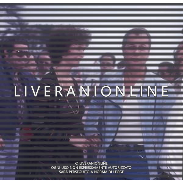 COL-RETROSPETTIVA TONY CURTIS ATTORE NELLA FOTO TONY CURTIS CON LA MOGLIE LESLIE ALLEN A CANNES NELL\'ANNO 1974 AG ALDO LIVERANI SAS