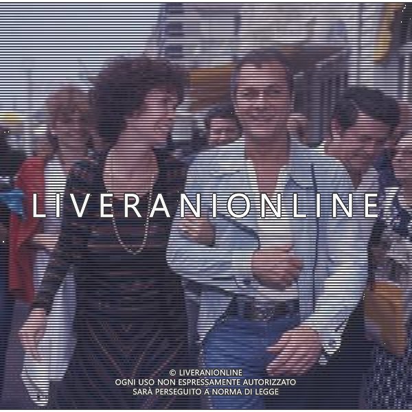 COL-RETROSPETTIVA TONY CURTIS ATTORE NELLA FOTO TONY CURTIS CON LA MOGLIE LESLIE ALLEN A CANNES NELL\'ANNO 1974 AG ALDO LIVERANI SAS