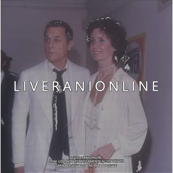COL-RETROSPETTIVA TONY CURTIS ATTORE NELLA FOTO TONY CURTIS CON LA MOGLIE LESLIE ALLEN A CANNES NELL\'ANNO 1974 AG ALDO LIVERANI SAS