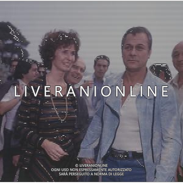 COL-RETROSPETTIVA TONY CURTIS ATTORE NELLA FOTO TONY CURTIS CON LA MOGLIE LESLIE ALLEN A CANNES NELL\'ANNO 1974 AG ALDO LIVERANI SAS