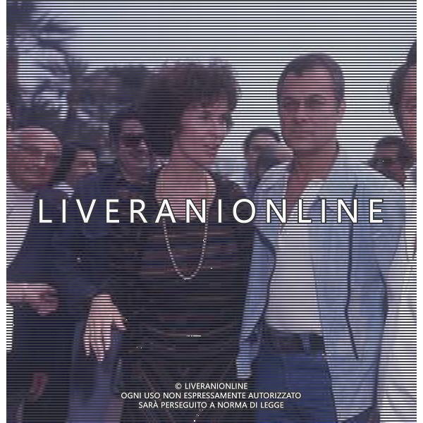 COL-RETROSPETTIVA TONY CURTIS ATTORE NELLA FOTO TONY CURTIS CON LA MOGLIE LESLIE ALLEN A CANNES NELL\'ANNO 1974 AG ALDO LIVERANI SAS