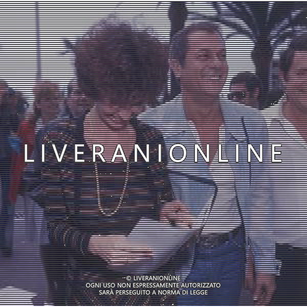 COL-RETROSPETTIVA TONY CURTIS ATTORE NELLA FOTO TONY CURTIS CON LA MOGLIE LESLIE ALLEN A CANNES NELL\'ANNO 1974 AG ALDO LIVERANI SAS
