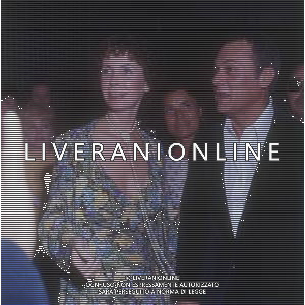COL-RETROSPETTIVA TONY CURTIS ATTORE NELLA FOTO TONY CURTIS CON LA MOGLIE LESLIE ALLEN A CANNES NELL\'ANNO 1974 AG ALDO LIVERANI SAS