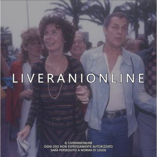 COL-RETROSPETTIVA TONY CURTIS ATTORE NELLA FOTO TONY CURTIS CON LA MOGLIE LESLIE ALLEN A CANNES NELL\'ANNO 1974 AG ALDO LIVERANI SAS