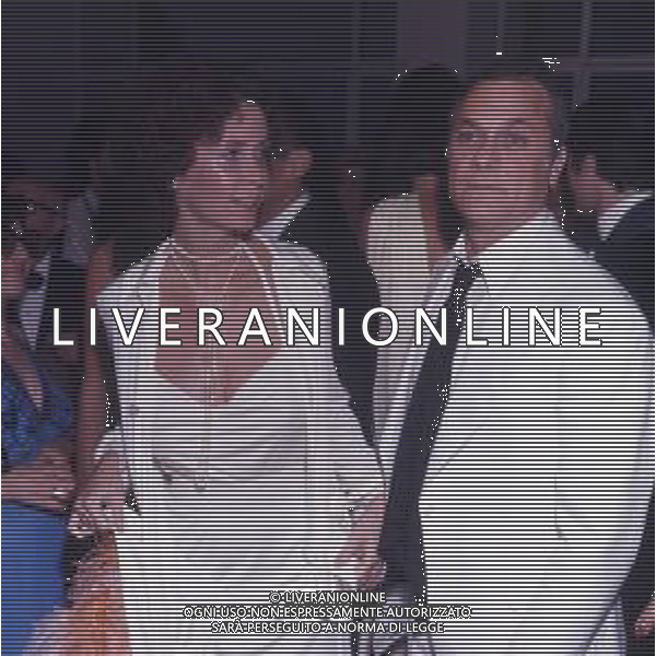 COL-RETROSPETTIVA TONY CURTIS ATTORE NELLA FOTO TONY CURTIS CON LA MOGLIE LESLIE ALLEN A CANNES NELL\'ANNO 1974 AG ALDO LIVERANI SAS