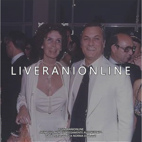 COL-RETROSPETTIVA TONY CURTIS ATTORE NELLA FOTO TONY CURTIS CON LA MOGLIE LESLIE ALLEN A CANNES NELL\'ANNO 1974 AG ALDO LIVERANI SAS
