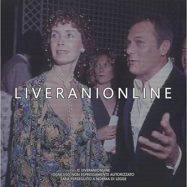 COL-RETROSPETTIVA TONY CURTIS ATTORE NELLA FOTO TONY CURTIS CON LA MOGLIE LESLIE ALLEN A CANNES NELL\'ANNO 1974 AG ALDO LIVERANI SAS