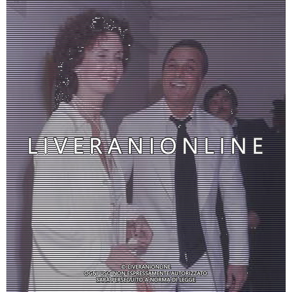 COL-RETROSPETTIVA TONY CURTIS ATTORE NELLA FOTO TONY CURTIS CON LA MOGLIE LESLIE ALLEN A CANNES NELL\'ANNO 1974 AG ALDO LIVERANI SAS