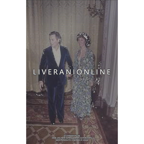 COL-RETROSPETTIVA TONY CURTIS ATTORE NELLA FOTO TONY CURTIS CON LA MOGLIE LESLIE ALLEN A CANNES NELL\'ANNO 1974 AG ALDO LIVERANI SAS