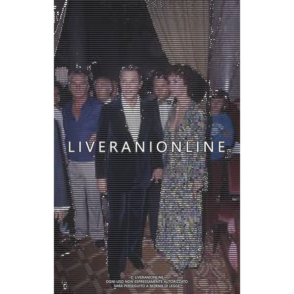 COL-RETROSPETTIVA TONY CURTIS ATTORE NELLA FOTO TONY CURTIS CON LA MOGLIE LESLIE ALLEN A CANNES NELL\'ANNO 1974 AG ALDO LIVERANI SAS