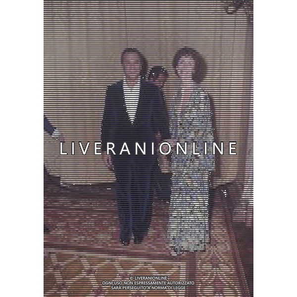 COL-RETROSPETTIVA TONY CURTIS ATTORE NELLA FOTO TONY CURTIS CON LA MOGLIE LESLIE ALLEN A CANNES NELL\'ANNO 1974 AG ALDO LIVERANI SAS