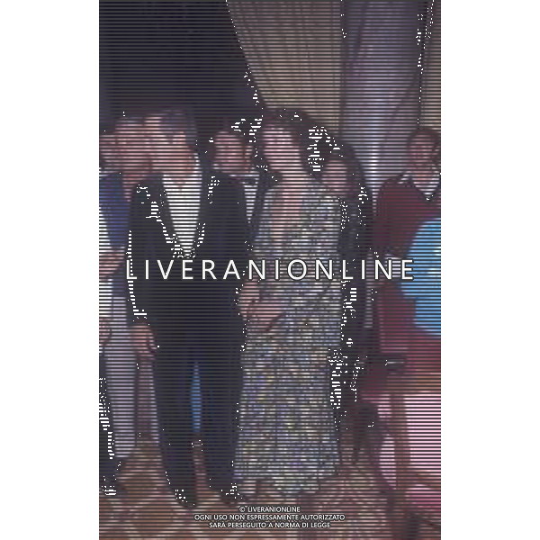 COL-RETROSPETTIVA TONY CURTIS ATTORE NELLA FOTO TONY CURTIS CON LA MOGLIE LESLIE ALLEN A CANNES NELL\'ANNO 1974 AG ALDO LIVERANI SAS