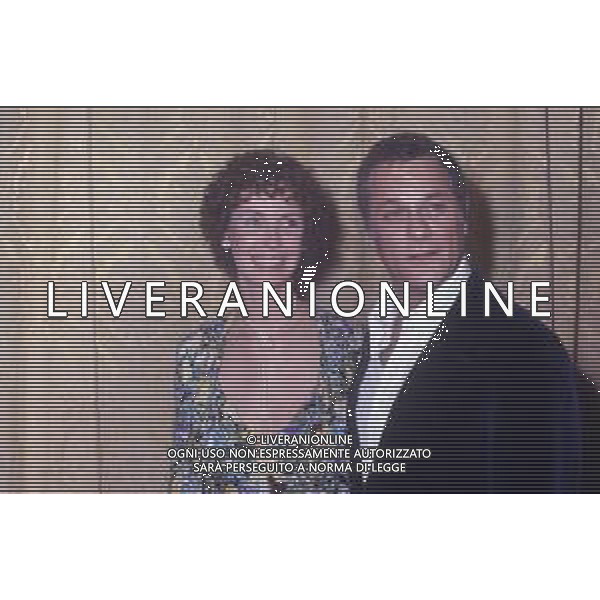 COL-RETROSPETTIVA TONY CURTIS ATTORE NELLA FOTO TONY CURTIS CON LA MOGLIE LESLIE ALLEN A CANNES NELL\'ANNO 1974 AG ALDO LIVERANI SAS