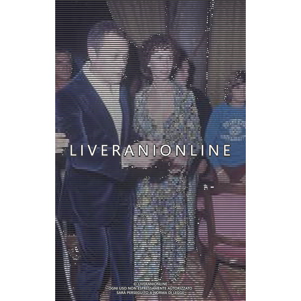 COL-RETROSPETTIVA TONY CURTIS ATTORE NELLA FOTO TONY CURTIS CON LA MOGLIE LESLIE ALLEN A CANNES NELL\'ANNO 1974 AG ALDO LIVERANI SAS