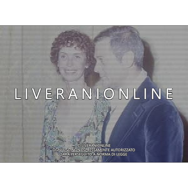 COL-RETROSPETTIVA TONY CURTIS ATTORE NELLA FOTO TONY CURTIS CON LA MOGLIE LESLIE ALLEN A CANNES NELL\'ANNO 1974 AG ALDO LIVERANI SAS
