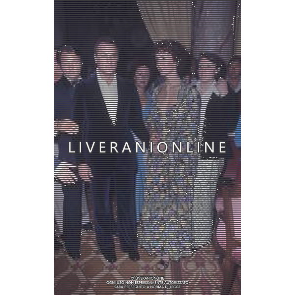 COL-RETROSPETTIVA TONY CURTIS ATTORE NELLA FOTO TONY CURTIS CON LA MOGLIE LESLIE ALLEN A CANNES NELL\'ANNO 1974 AG ALDO LIVERANI SAS