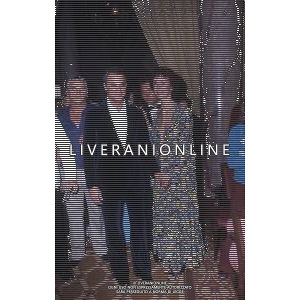 COL-RETROSPETTIVA TONY CURTIS ATTORE NELLA FOTO TONY CURTIS CON LA MOGLIE LESLIE ALLEN A CANNES NELL\'ANNO 1974 AG ALDO LIVERANI SAS